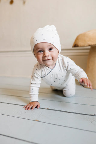 EYL'S AND CO IVORY/BLUE ORGANIC COTTON CLUSTER FLOWER & LEAF FOOTIE AND BEANIE SET